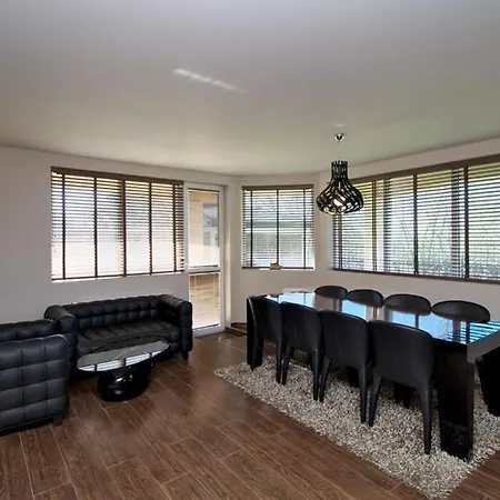 Spacious Flat In The Greek District *